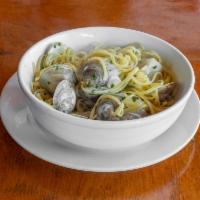 Linguine con le Vongole Veraci · Clams, white wine, and parsley (or red sauce).