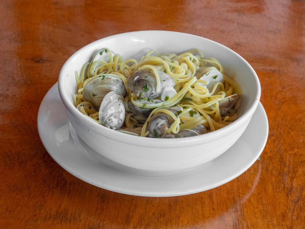 Linguine con le Vongole Veraci · Clams, white wine, and parsley (or red sauce).