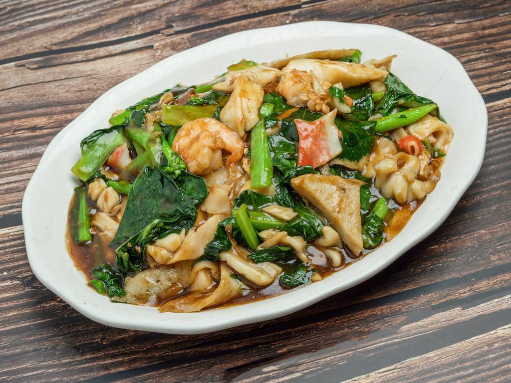 Cantonese Noodle (choice of 1 meat) · Wide flat white rice noodle stir fried in oyster sauce with Chinese broccoli and eggs
With a choice of 1 meat