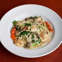 Tuscani Gamberetti  · Sauteed shrimp, spinach and mushrooms with touch of garlic sauce over linguini.