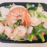 S1. 海鲜大会 Seafood Delight · Lobster, shrimp, scallop, and crab meat with mixed Chinese vegetable in white sauce.