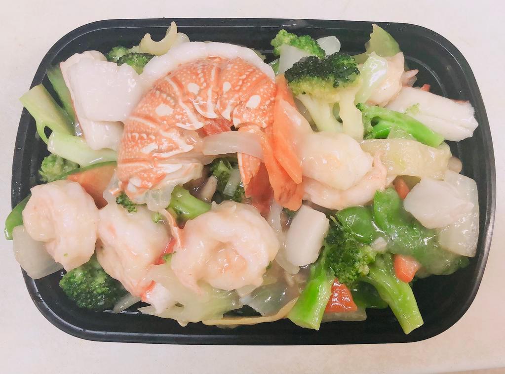 S1. 海鲜大会 Seafood Delight · Lobster, shrimp, scallop, and crab meat with mixed Chinese vegetable in white sauce.