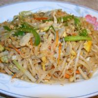 H17. Pad Thai · Chicken with mid-thin rice noodles stir fried in Thai curry sauce.