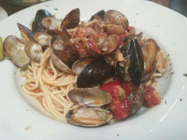 Spaghetti Fresh Clams · Spaghetti served with manila clams and mussels in a white wine clam sauce.