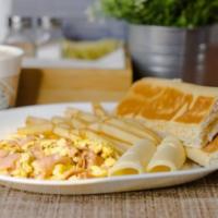 Desayuno con Bistec · Huevos revueltos o fritos o tortilla, bistec de res o de pollo con cebolla cocida, jamon, qu...