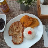 Almuerzo / Lunch Chicken · Arroz blanco, frijoles negros, bistec de pollo con cebolla cocida, platano Maduro o toston.