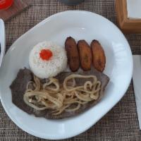 Almuerzo / Lunch Beef · Arroz blanco, frijoles negros, bisteck de res con cebolla cocida, platano Maduro o toston.