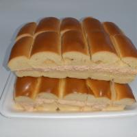 Bandeja de Bocaditos de Pasta · Pan de bocadito con pasta de jamon. 25 unidades.
