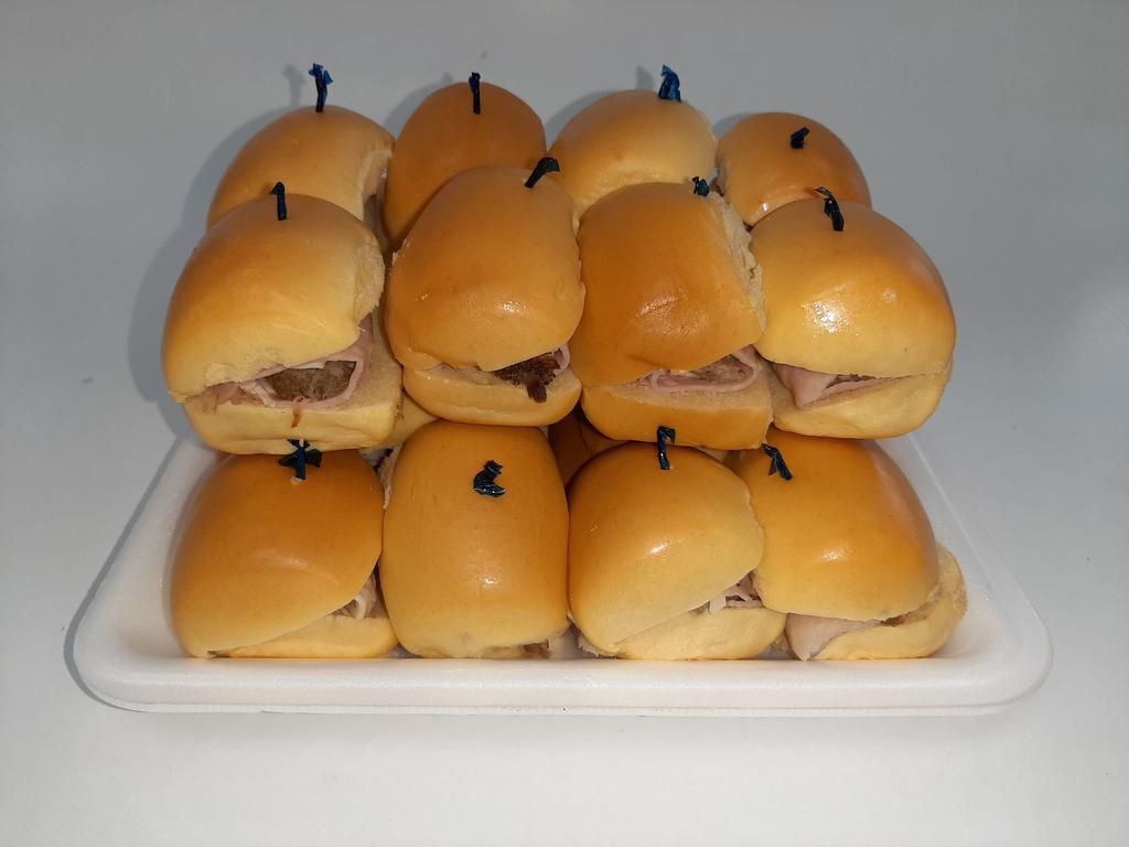 Bandeja de Mini Cubanito · Pan de cubanito con cerdo, jamon y queso suizo. 20 unidades.