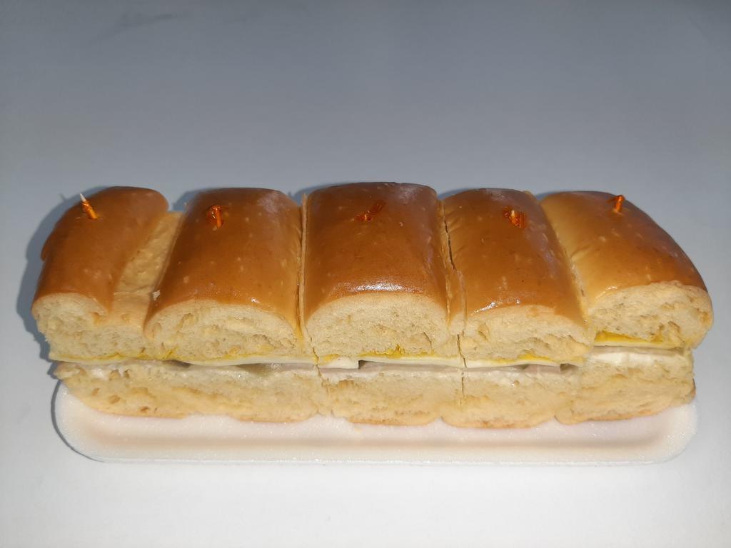 Bocaditos de Lasca 5 Unidades · Pan de bocadito con jamon, queso suizo, mostaza mayonesa y pepinillo. 5 unidades.