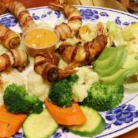 Camarones Momia · Shrimps wrapped in bacon grilled to crispiness, white rice, steam veggies, salad, and avocado.