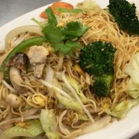 24a. Pad Mein Chicken · Stir-fried egg noodles with egg and mixed vegetables.
