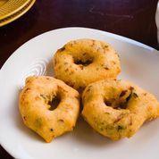 Medu Vada · Deep-fried doughnut dumplings