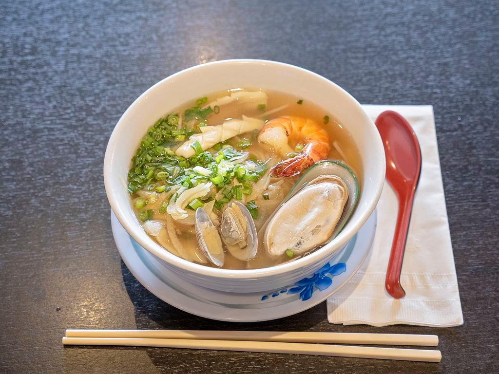 48 Seafood Noodle Soup · Phở Đồ Biển 