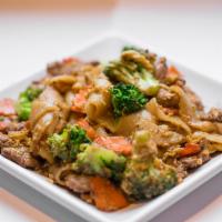 Pad See Yew · Wide rice noodle, broccoli and carrots.