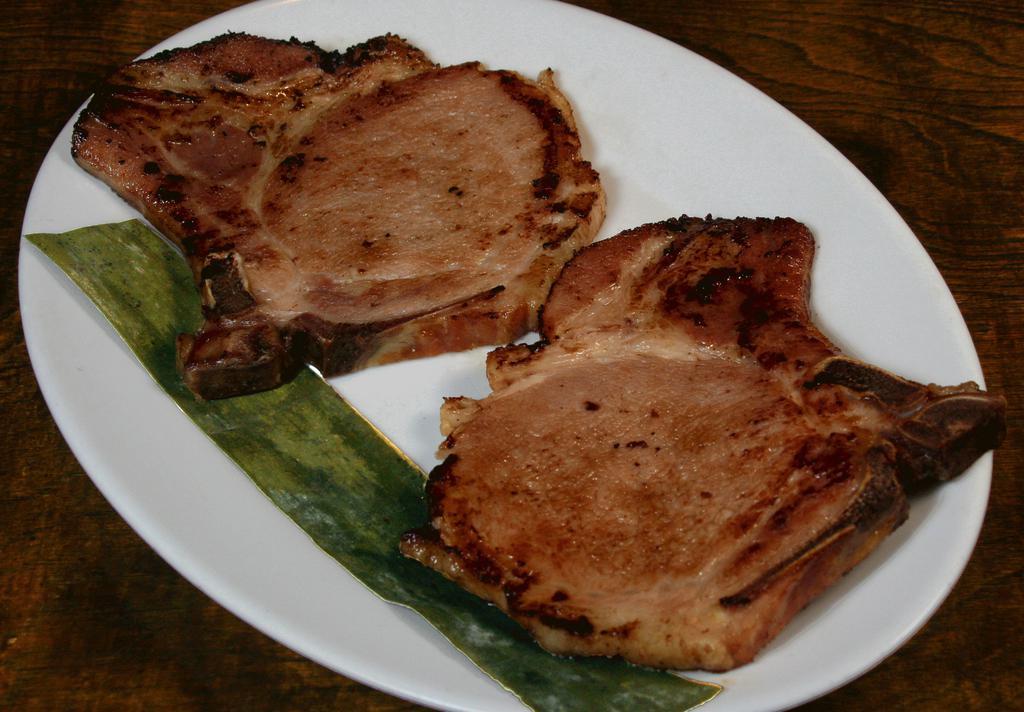Chuleta ahumada · Smoked pork chops