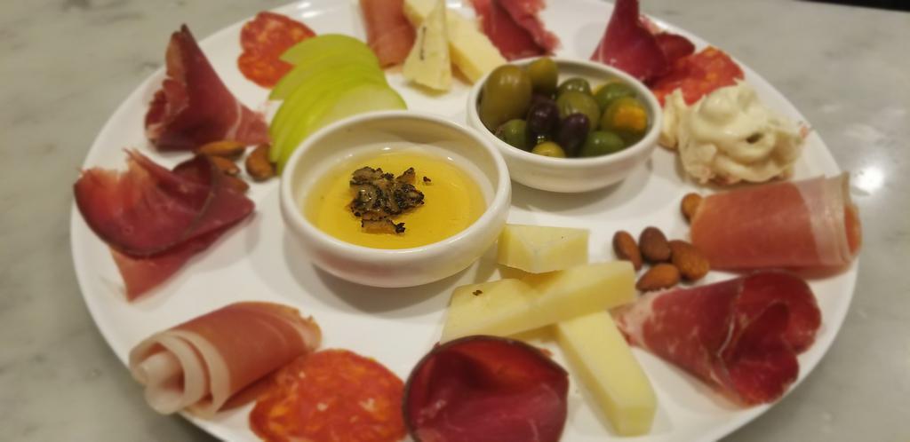 Antipasto Misto  · Selection of Italian cold cuts, cheeses, and olives.
Nice to share 