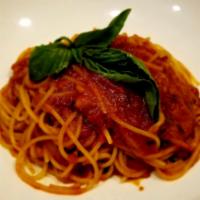 Spaghetti pomodoro · Spaghetti with home made savory tomato sauce
