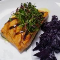 Salmone · Grilled atlantic salmon fillet, sweet and sour red cabbage.