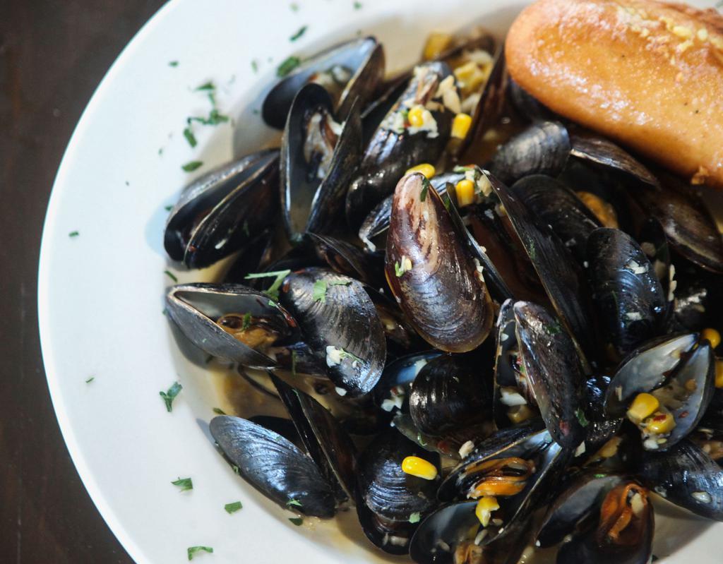 Zuppa Di Mussells  · Served in a white wine sauce or Tomato Basil Sauce (please specify which sauce you prefer)