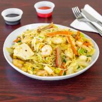 Singaporean Style Chow Mei Fun · Quart size. Spicy has chicken, pork, shrimp, and veggies.