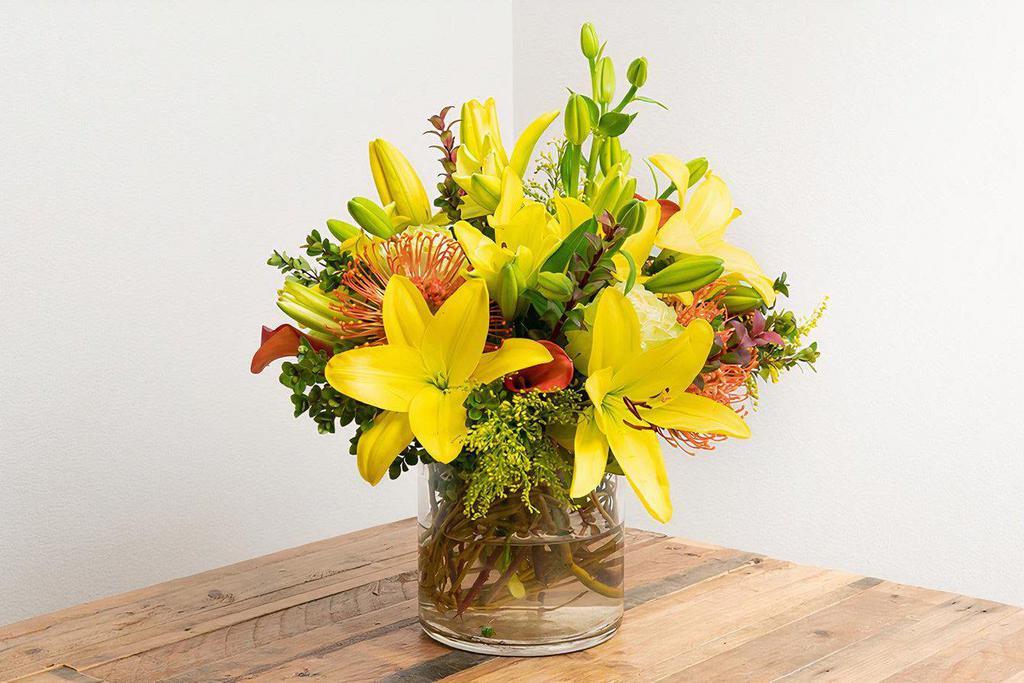 Seasonal Arrangement in a Vase · Match your home and office design to the natural world with a splash of seasonal variety!

-- Picture represents the Large version of this arrangement --

Seasonal options will vary throughout the year and depending on location. Our florist will provide the best available flowers for your order!