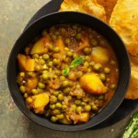 Aloo Mutter · Potatoes and green peas dance in tomato gravy.