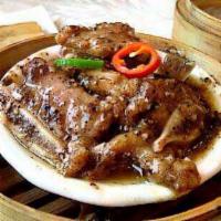 Steamed Beef Short Ribs with Black Pepper Sauce · 