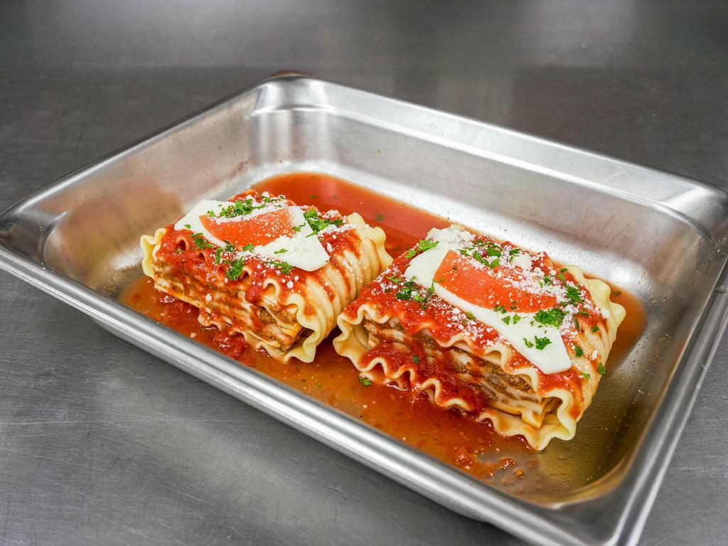 Lasagna Famosa · Made from scratch with ground beef, bechamel sauce, pasta, mozzarella and our signature marinara sauce. Served with our homemade garlic bread.