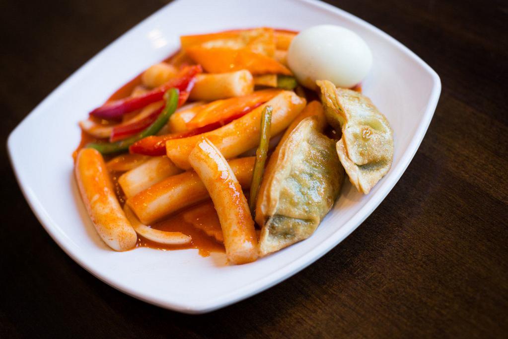 To Pok Ki · Spicy stir-fried rice cake w. vegetables and fish cakes.