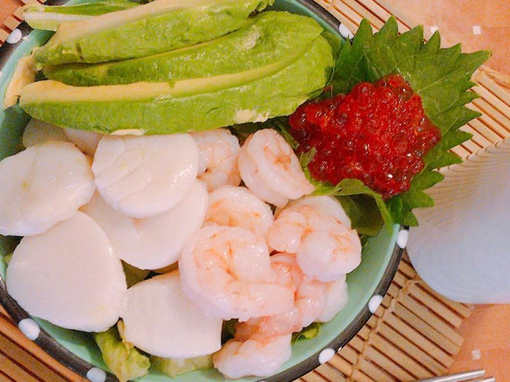 Poke Sea Life · Shrimp, scallop, avocado, cucumber, seaweed salad, romaine lettuce, ikura, sweet onion, onion crisps and fruit ponzu sauce.