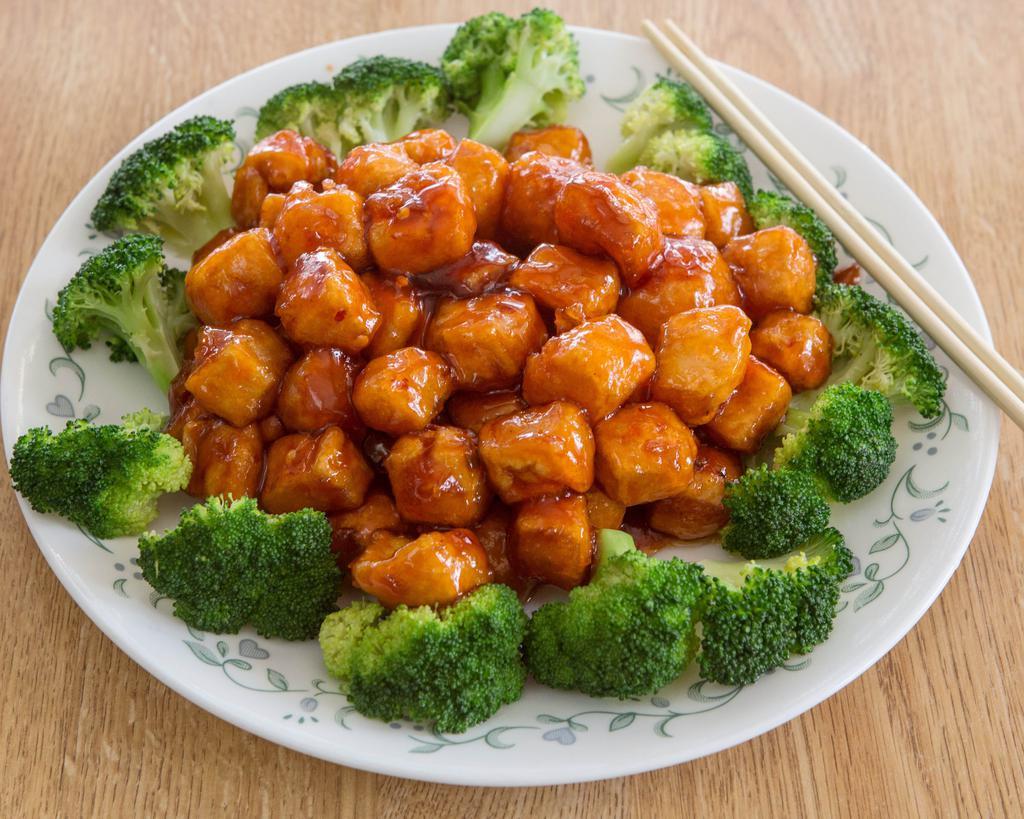 H8. 左宗几General Tso's Chicken Special · Chunks of chicken, sauteed with broccoli in house special hot sauce. Spicy.