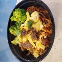 JB Noodle Bowl · Noodle stir fry, egg, carrot, broccoli, onion.