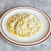Arepa con Mantequilla y Queso · Corn arepa with butter and cheese.