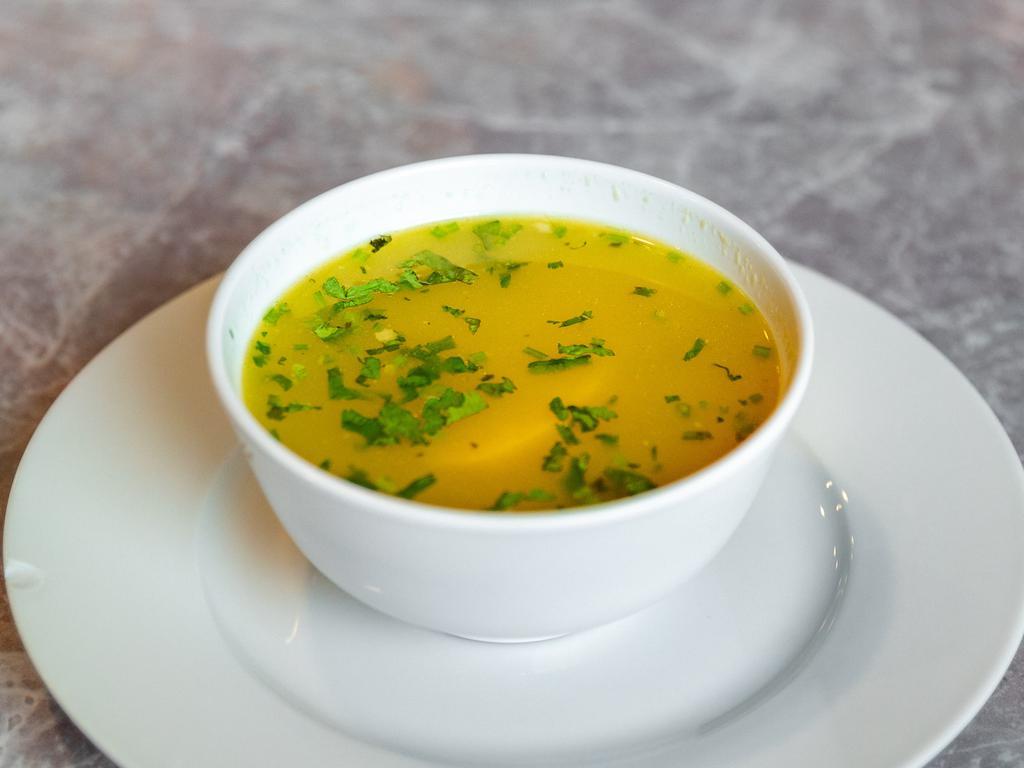 Sopa de Pescado con Arroz y Ensalada · Fish soup with rice and salad.