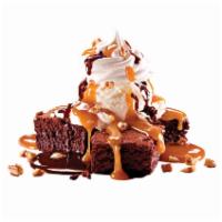 Brownie a la Cold Stone · Warm chocolate brownies, French vanilla ice cream whipped topping, caramel, fudge and pecans.