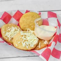 Arepitas con Queso · Arepitas with cheese.