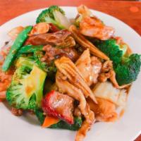 S4. 4 Happiness · Tender sliced beef, chicken, roast pork and fresh shrimp sauteed with Chinese vegetables.