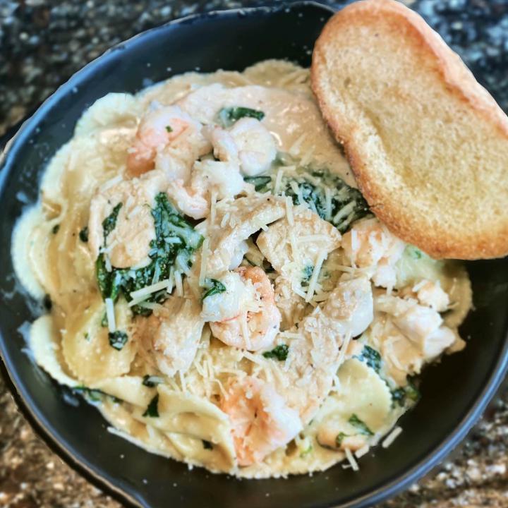 Pasta Belzoni · Farfalle pasta, sautéed spinach, diced chicken and shrimp in an alfredo and Parmesan sauce. Served with buttered and toasted garlic French bread.
