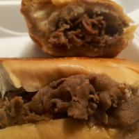 Philly Cheesesteak · Sandwich de Bistec, Queso y Cebolla