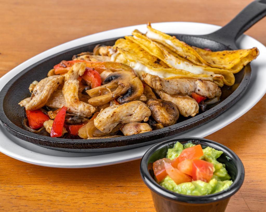 FAJITAS DE POLLO · Grilled chicken cooked with peppers, onion and mushrooms,
accompanied by 3 corn tortillas, guacamole and refried beans