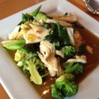 Lad Nar · Stir fried wide rice noodles with napa cabbage and broccoli in a bean gravy sauce.