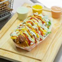 Hot Dog Tradicional · Queso amarillo rayado, ensalada coleslaw, cebolla, papas, maíz y salsas tradicionales.