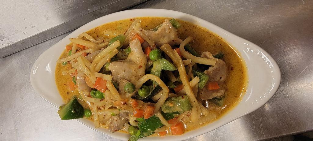 C6. Green Curry Lunch  · Bamboo shoots, swect peas, carrots and green peppers cooked in green curry sauce.