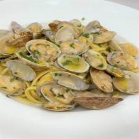 Clam Linguine Pasta · Linguine pasta, clams, garlic, olive oil, white wine