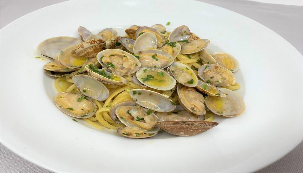 Clam Linguine Pasta · Linguine pasta, clams, garlic, olive oil, white wine