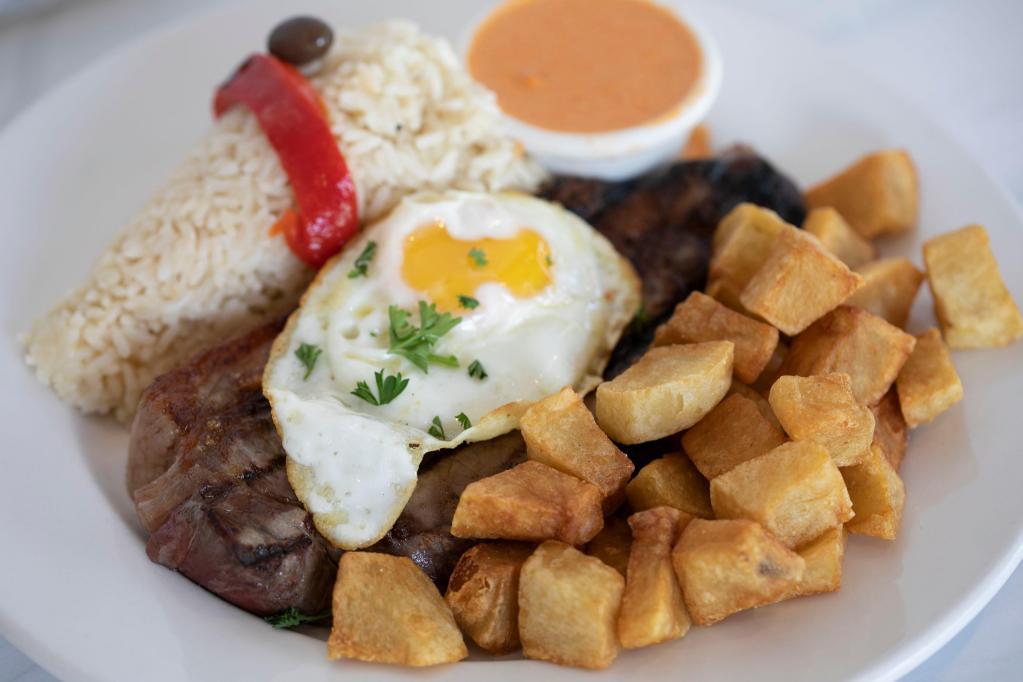 Bife à Old Lisbon · Beef topped with Egg and accompanied with Rice, Fried Potatoes, and a creamy Garlic Sauce
