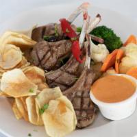 Costoletas de Cordeiro · Grilled Lamb Chops accompanied with Vegetables and Potato Chips