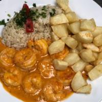 Camarão à Creme · Shrimp topped with a creamy pink Garlic Sauce accompanied with Rice and Fried Potatoes