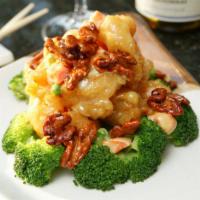 Walnut Shrimp · Shrimp fried until crispy with walnut on salad sauce.